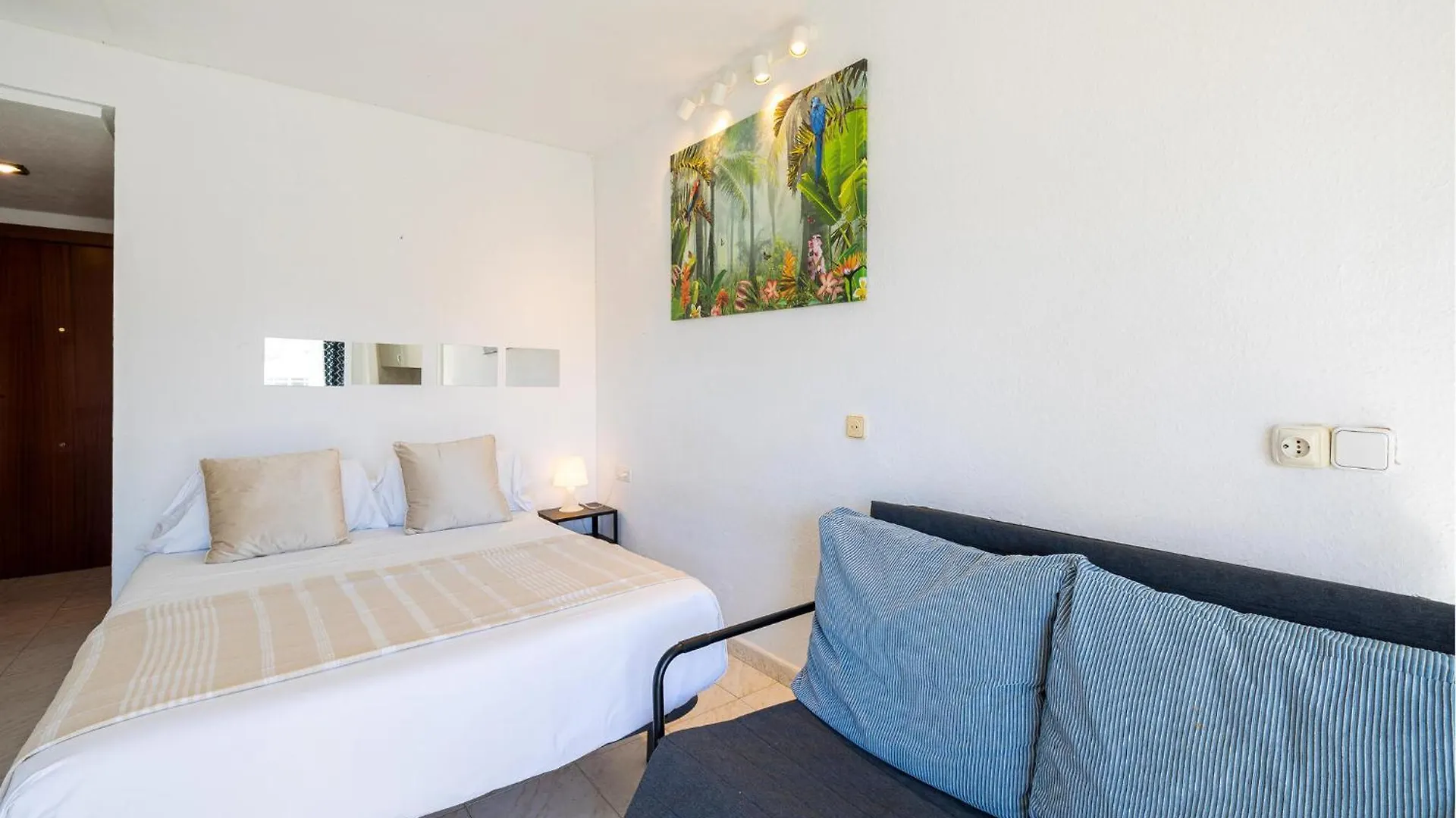 Gorgeous Apartment In Benalmadena With Swimming Pool